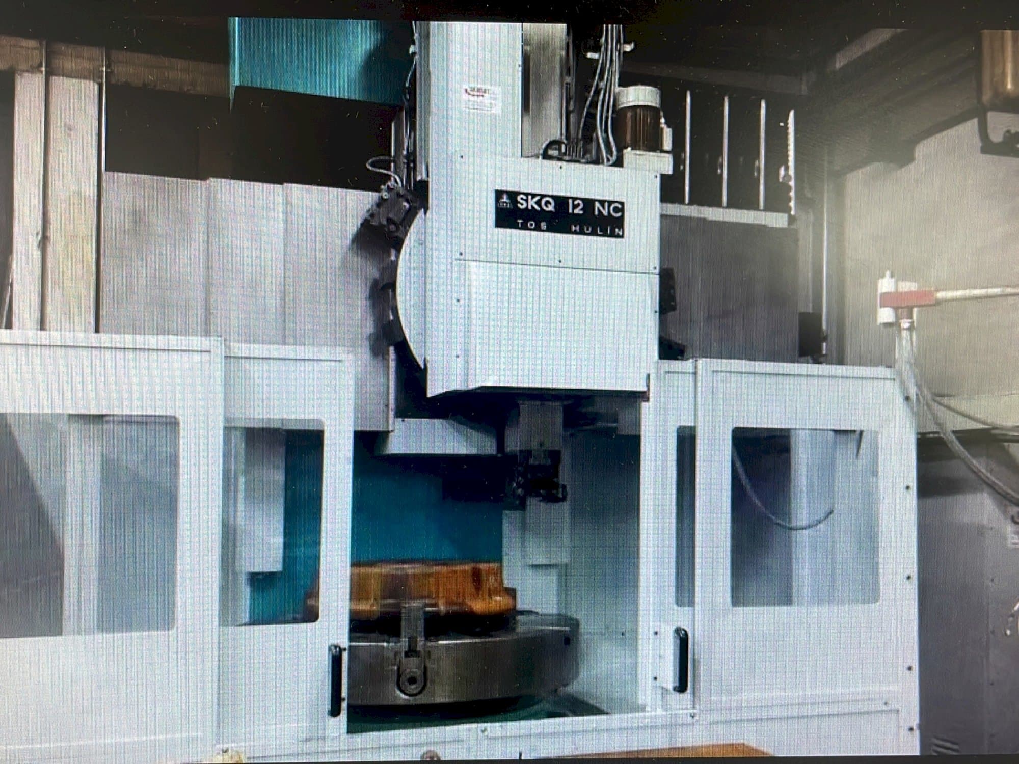 A TOS SKQ 12 NC  gép elölnézete