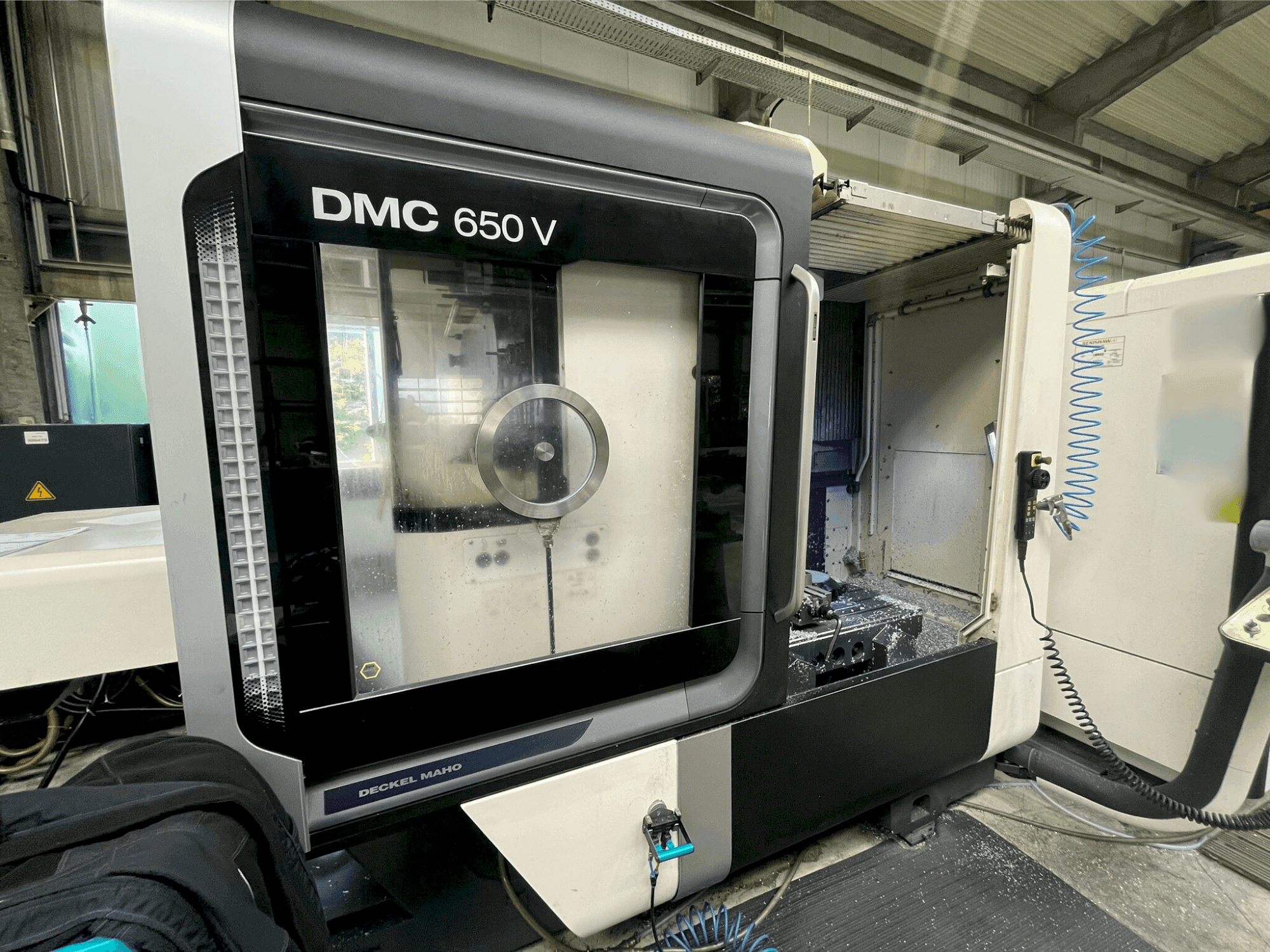 A DMG MORI DMC 650 V  gép elölnézete