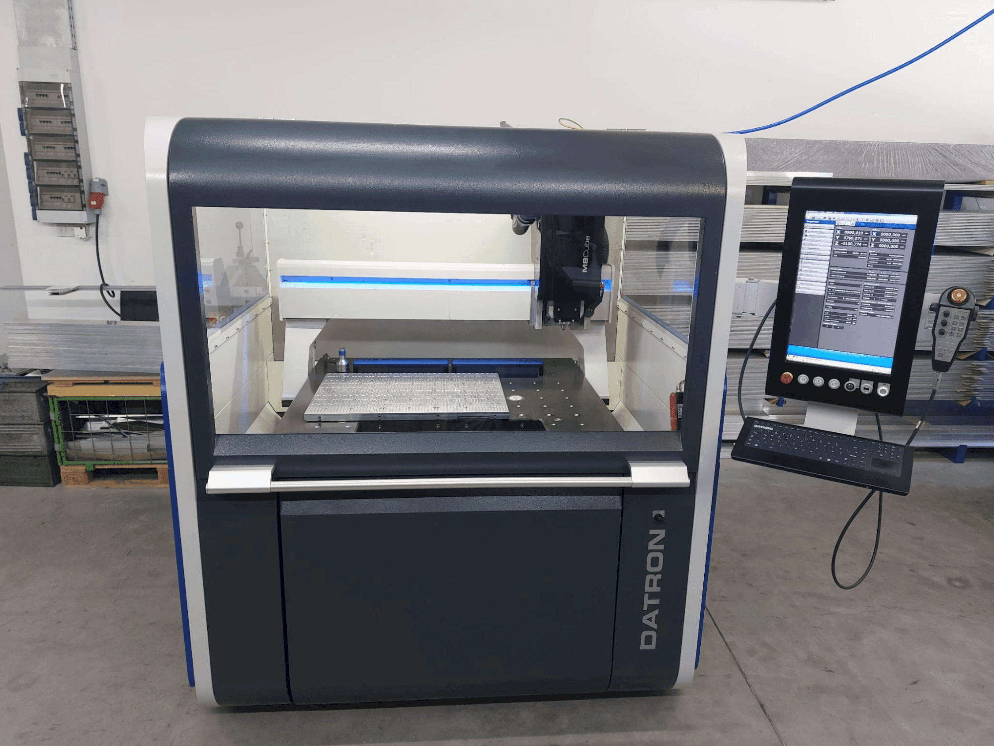 A Datron M8 Cube  gép elölnézete