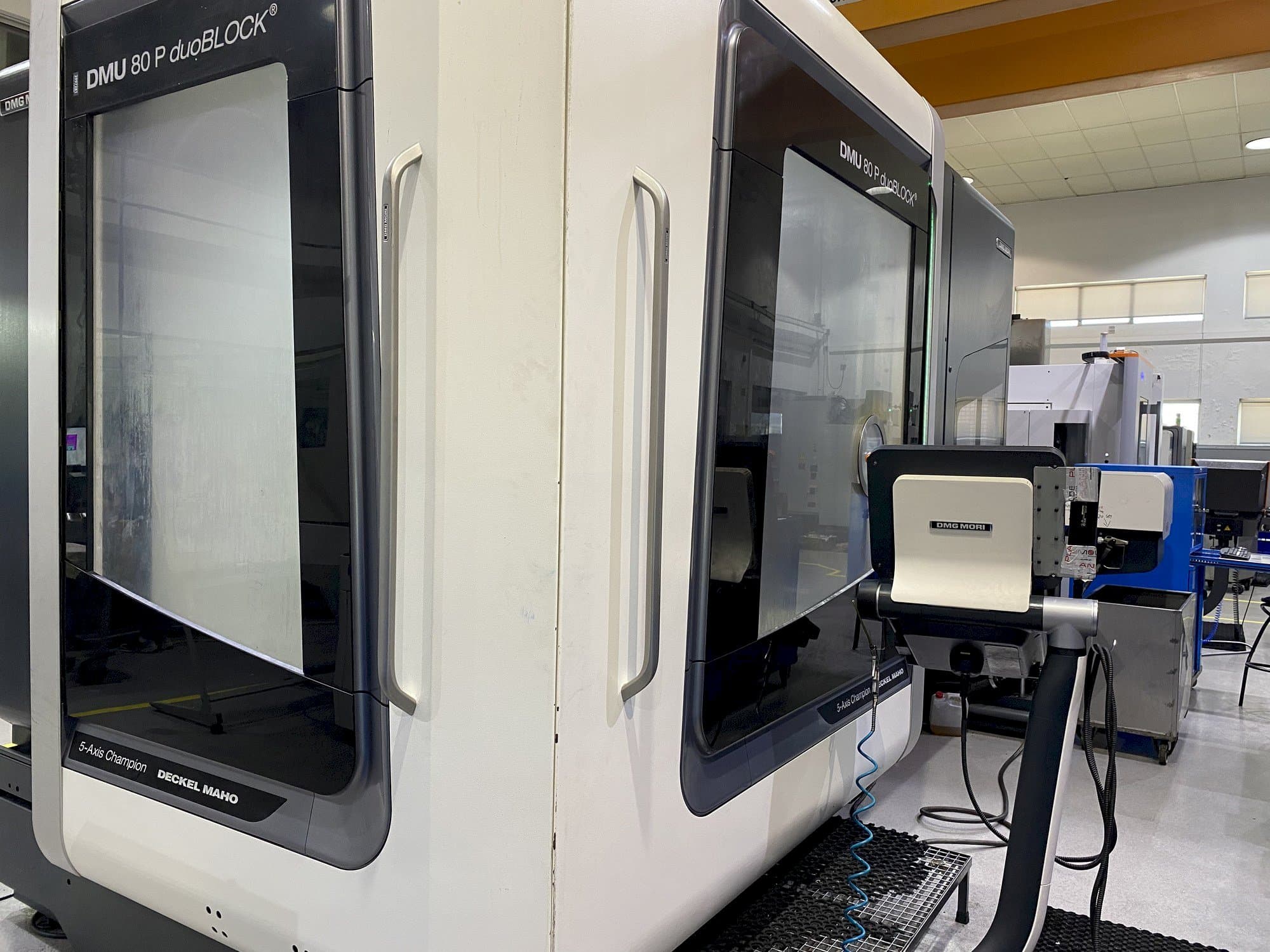 A DMG MORI DMU 80P Duoblock  gép elölnézete