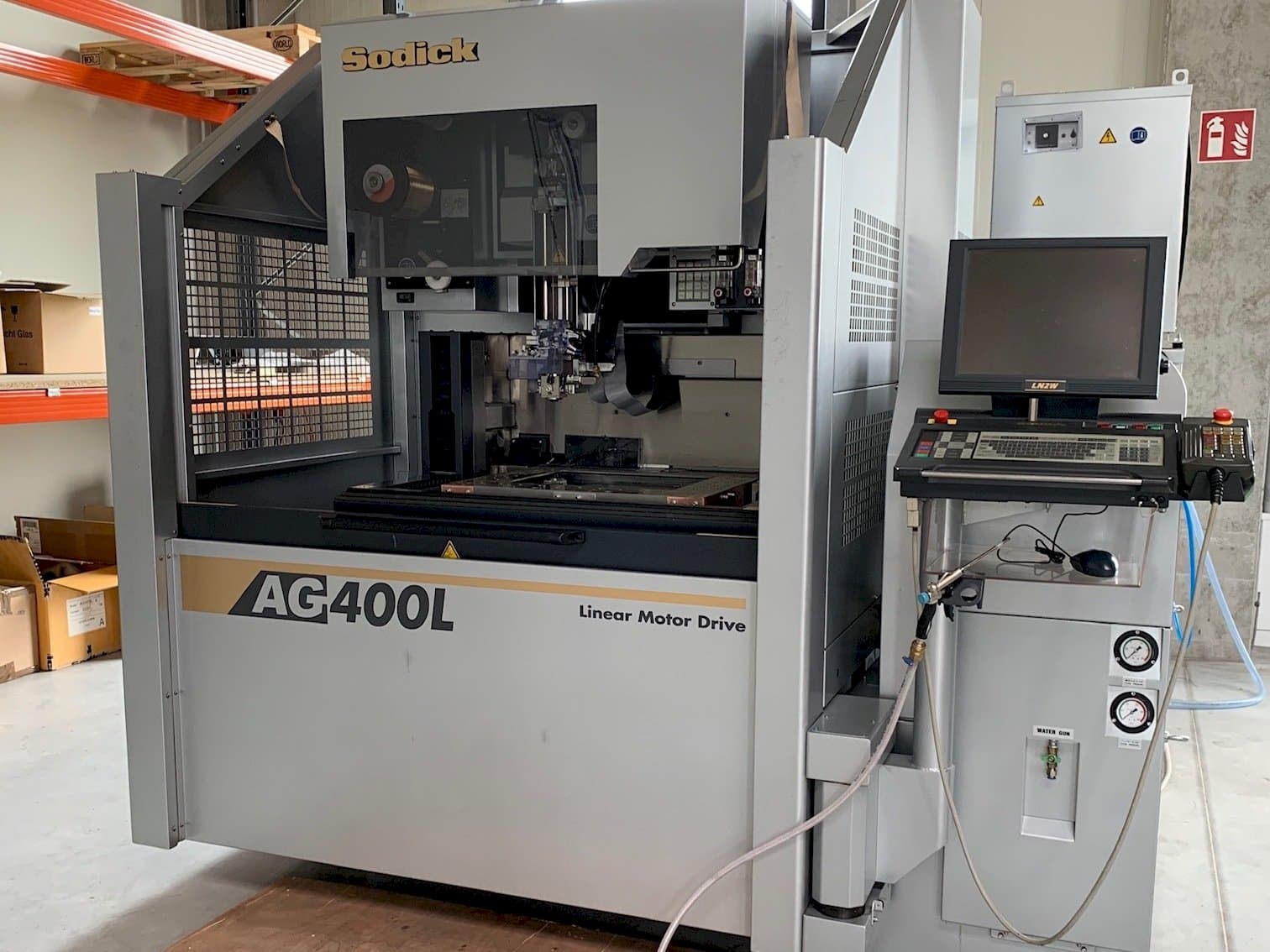 A Sodick AG400L  gép elölnézete