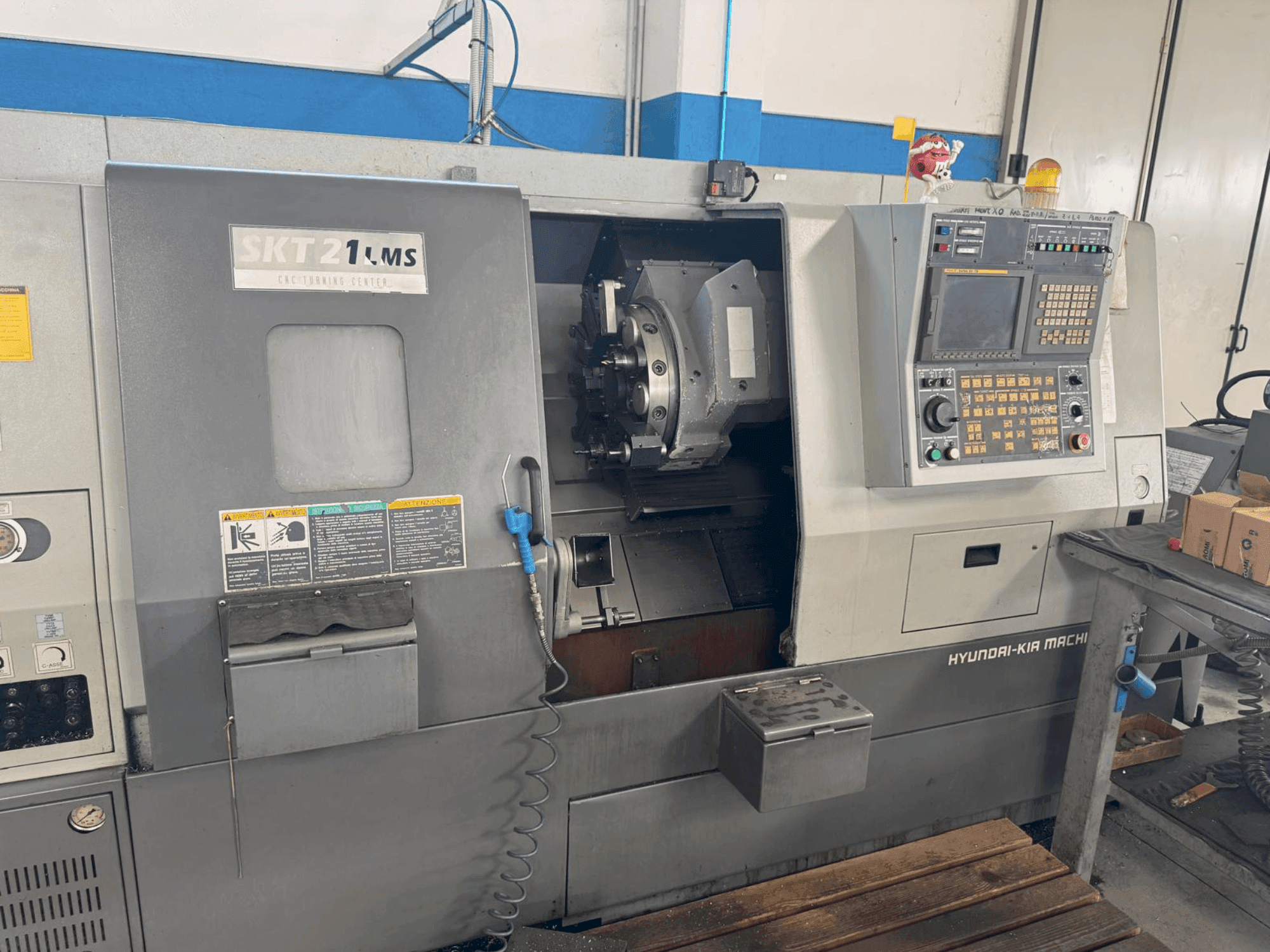 A HYUNDAI KIA SKT 21 LMS  gép elölnézete