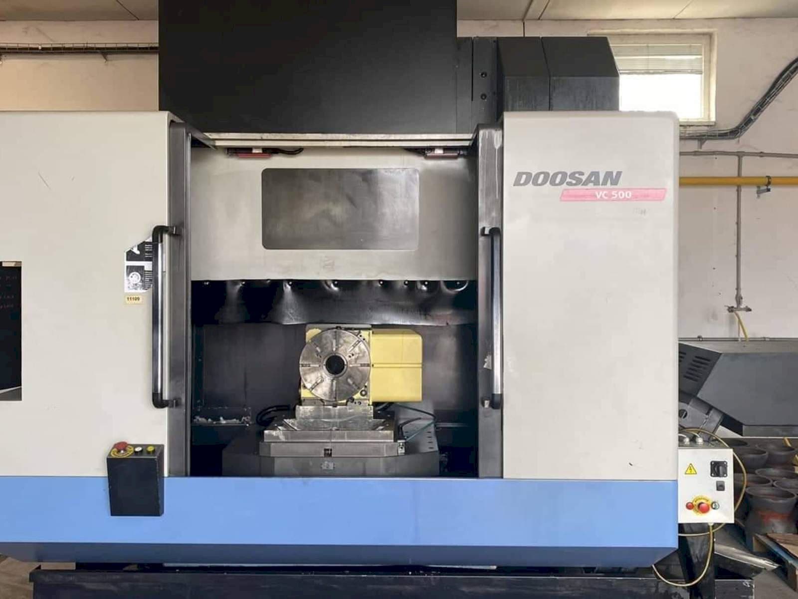 A Doosan VC 500  gép elölnézete