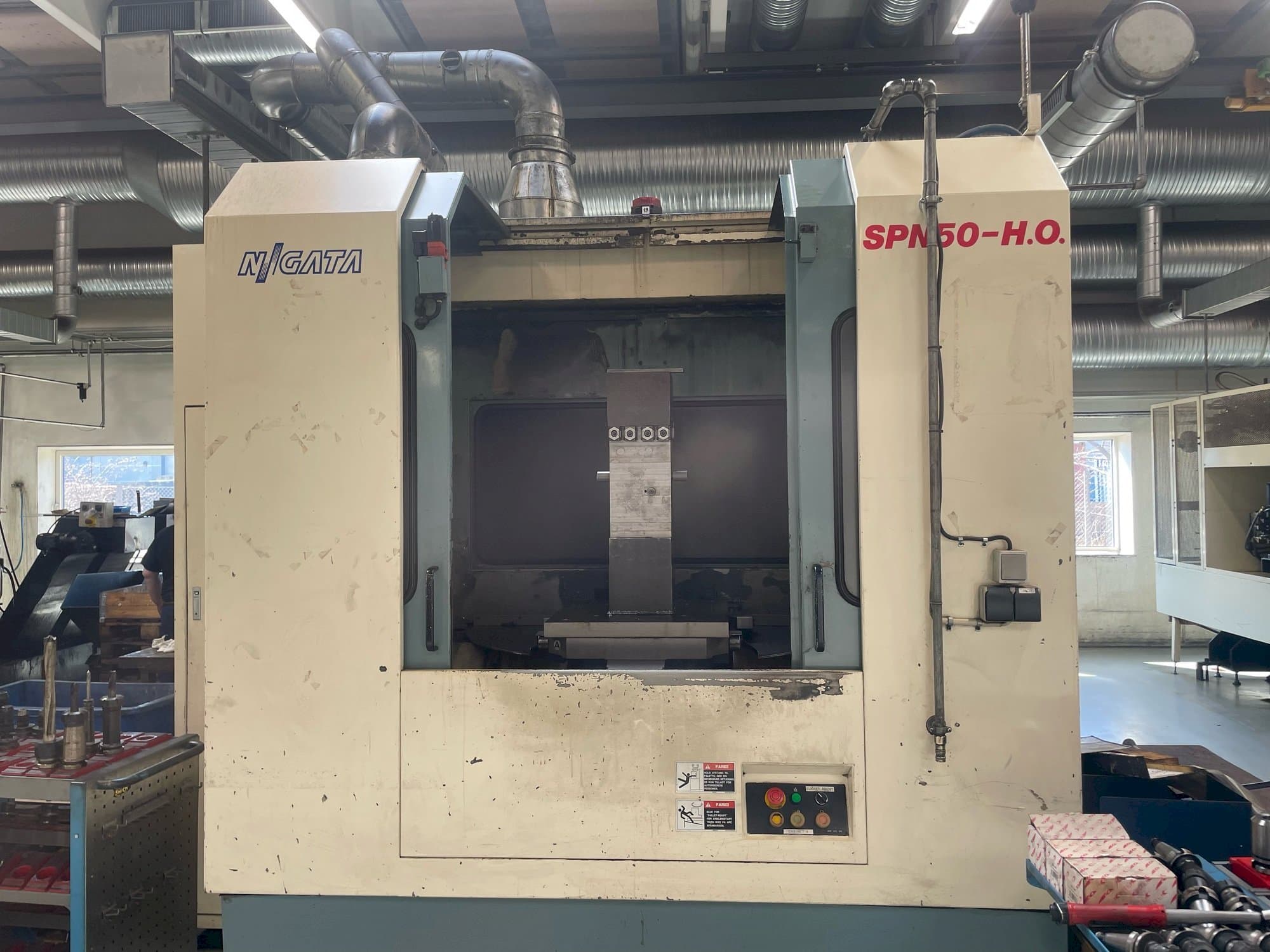 A Niigata SPN 50-HO  gép elölnézete