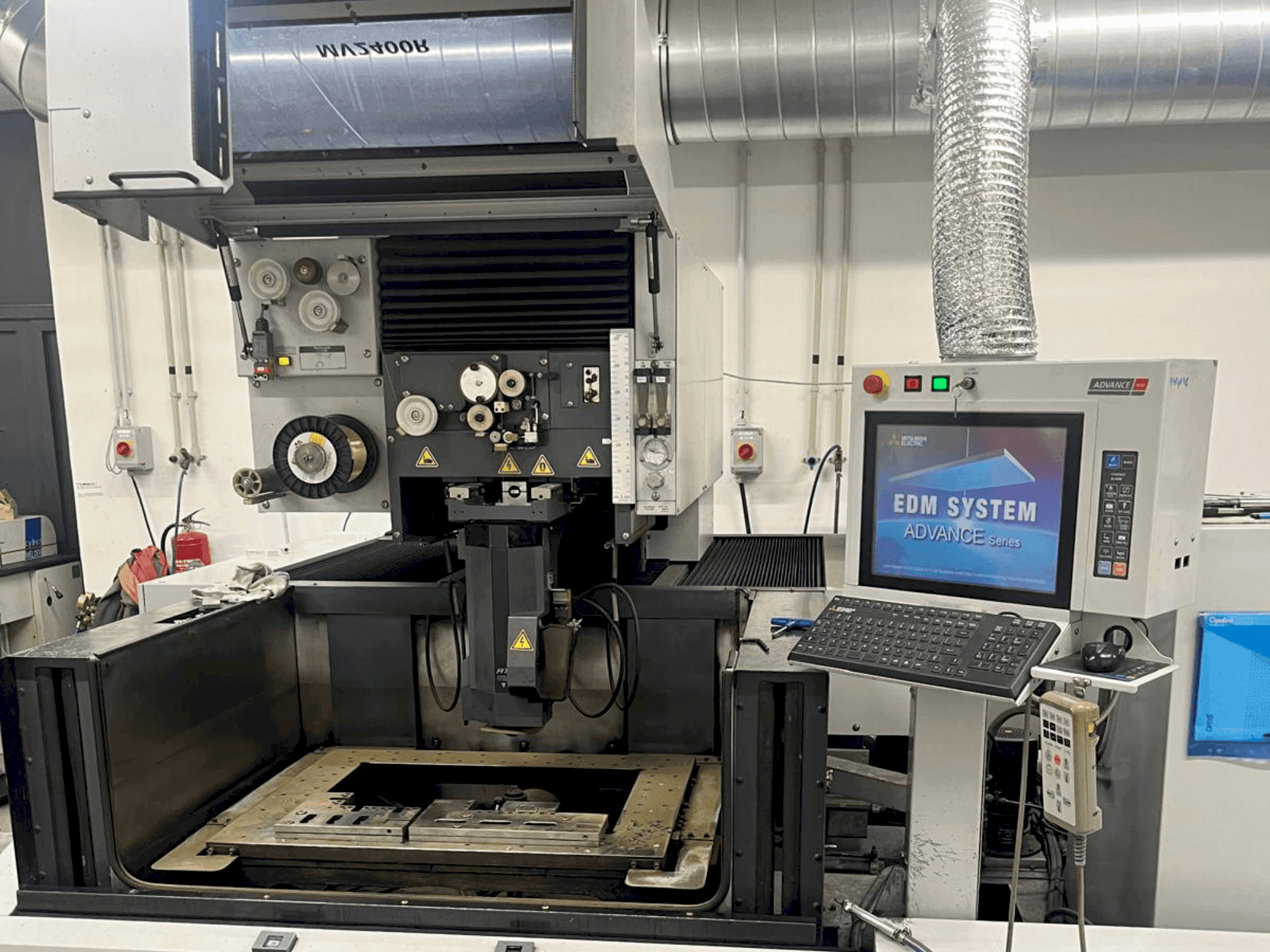 A Mitsubishi MV2400 R  gép elölnézete