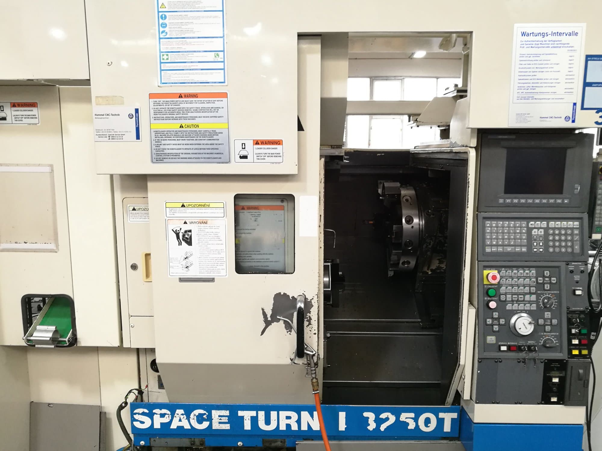 A Okuma SPACE TURN LB250T  gép elölnézete