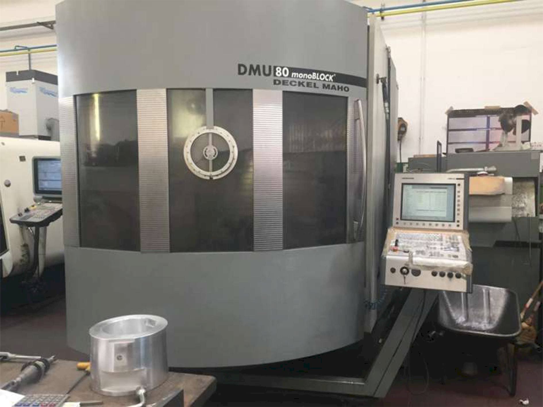 A DECKEL MAHO DMU 80 monoblock  gép elölnézete