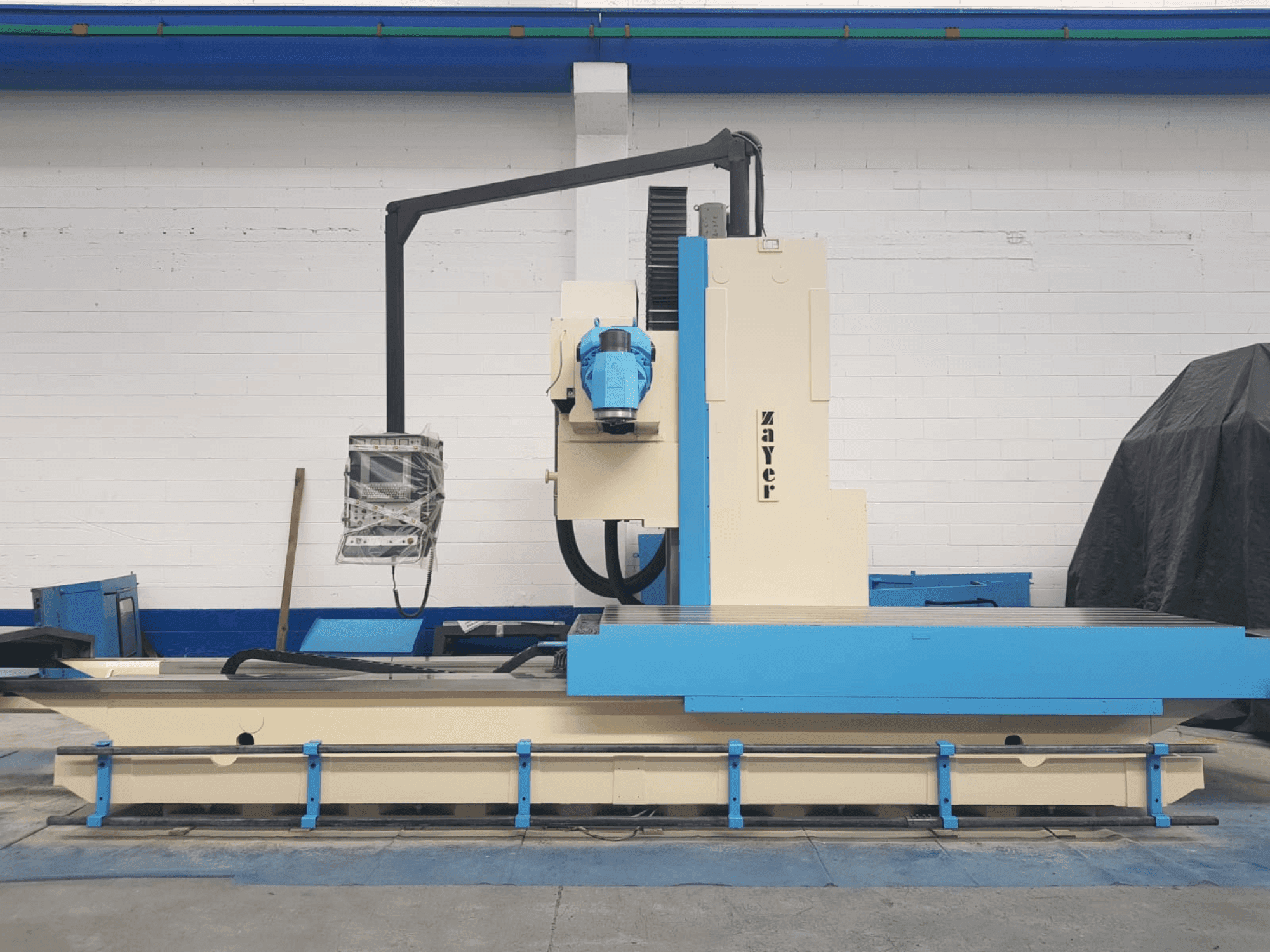 A Zayer 30KF 3000  gép elölnézete