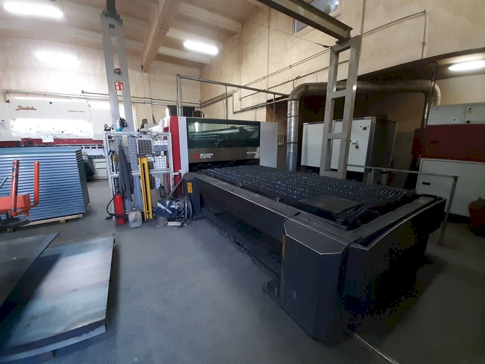 A Mitsubishi ML3015 eX(S2)-450F-R  gép elölnézete