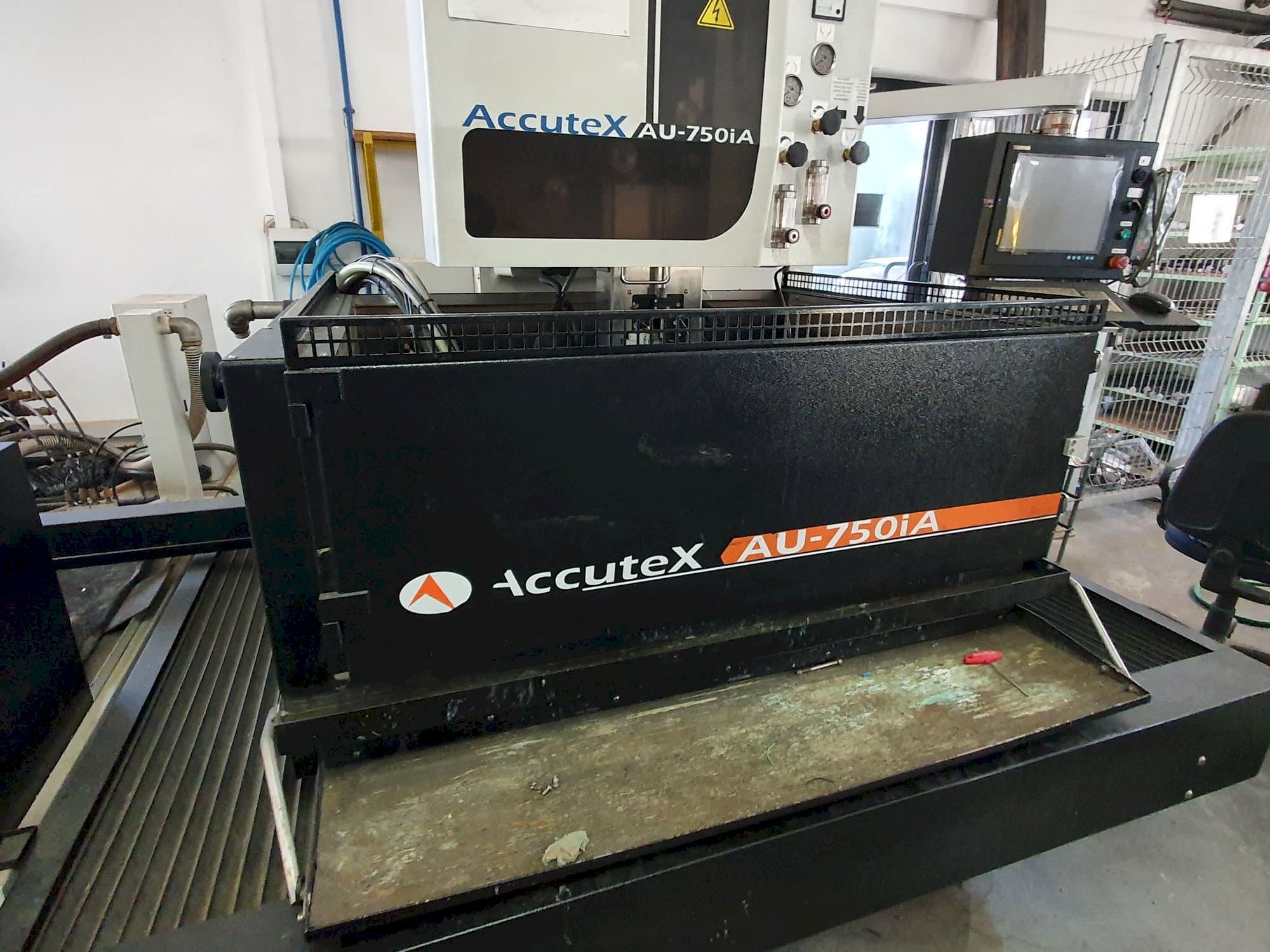 A AccuteX AU-750iA  gép elölnézete