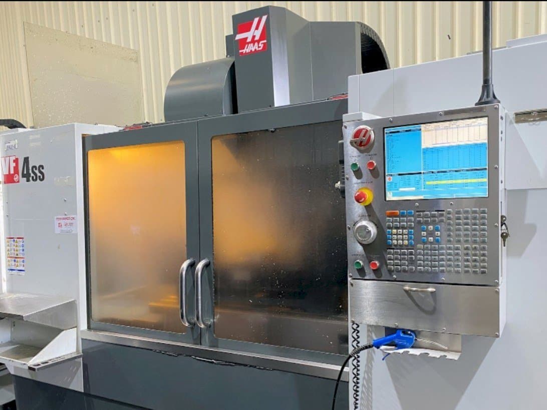 A HAAS VF-4SS  gép elölnézete