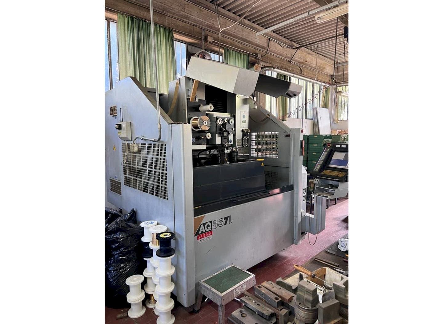 A Sodick AQ537L  gép elölnézete