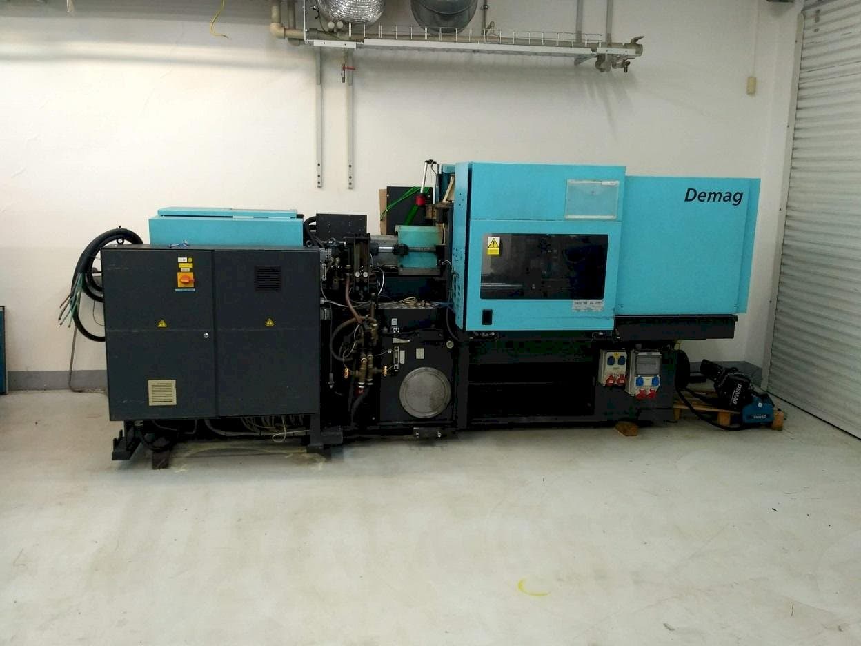 A DEMAG Ergotech Concept 800/420-310  gép elölnézete