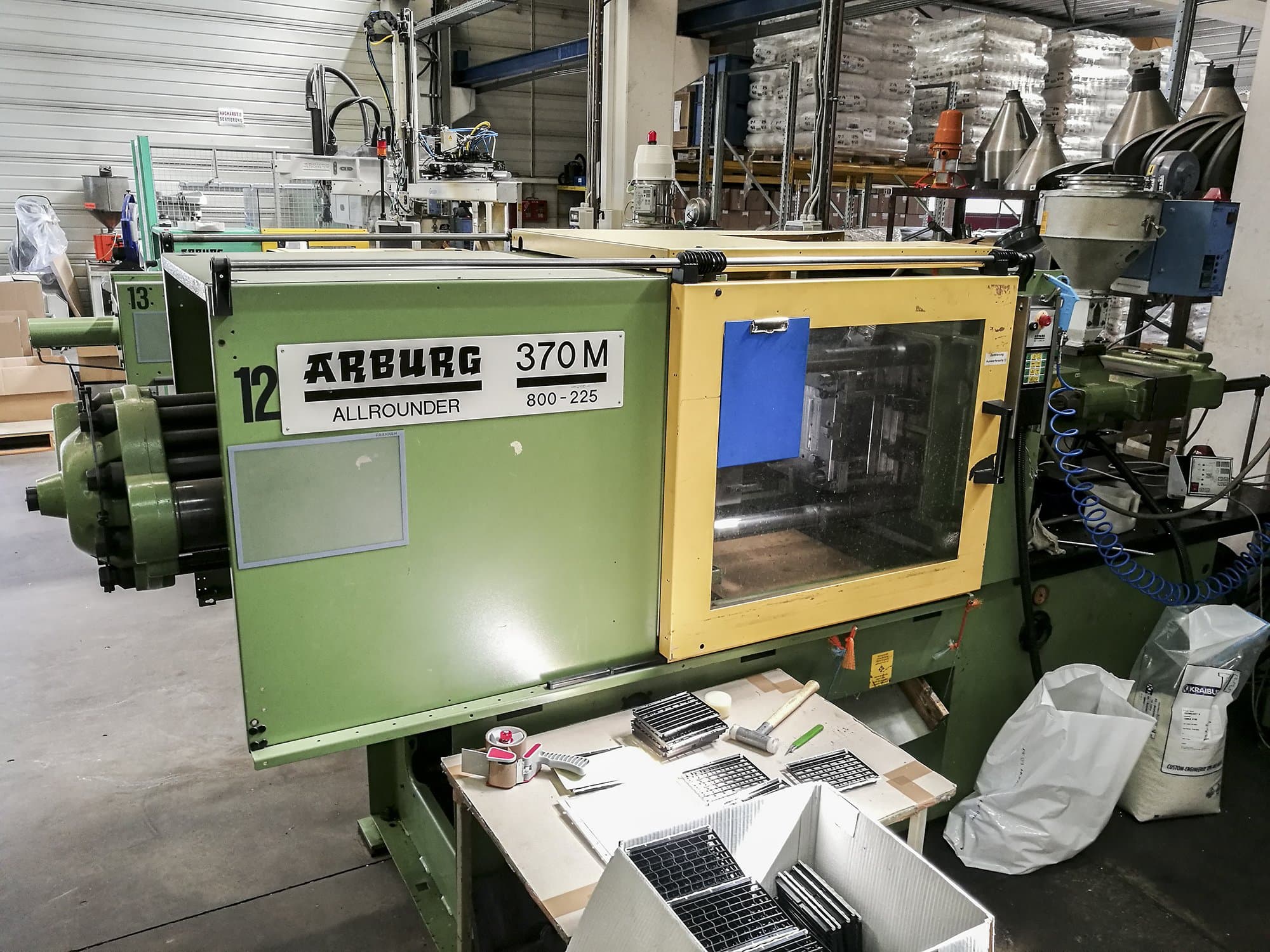 A Arburg 370M 800-225  gép elölnézete