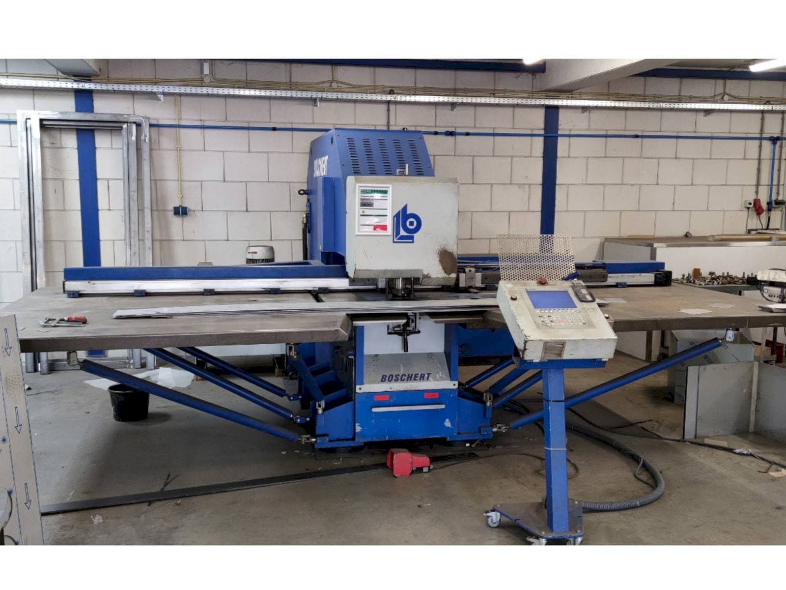 A Boschert EL 1000 CNC Z gép elölnézete