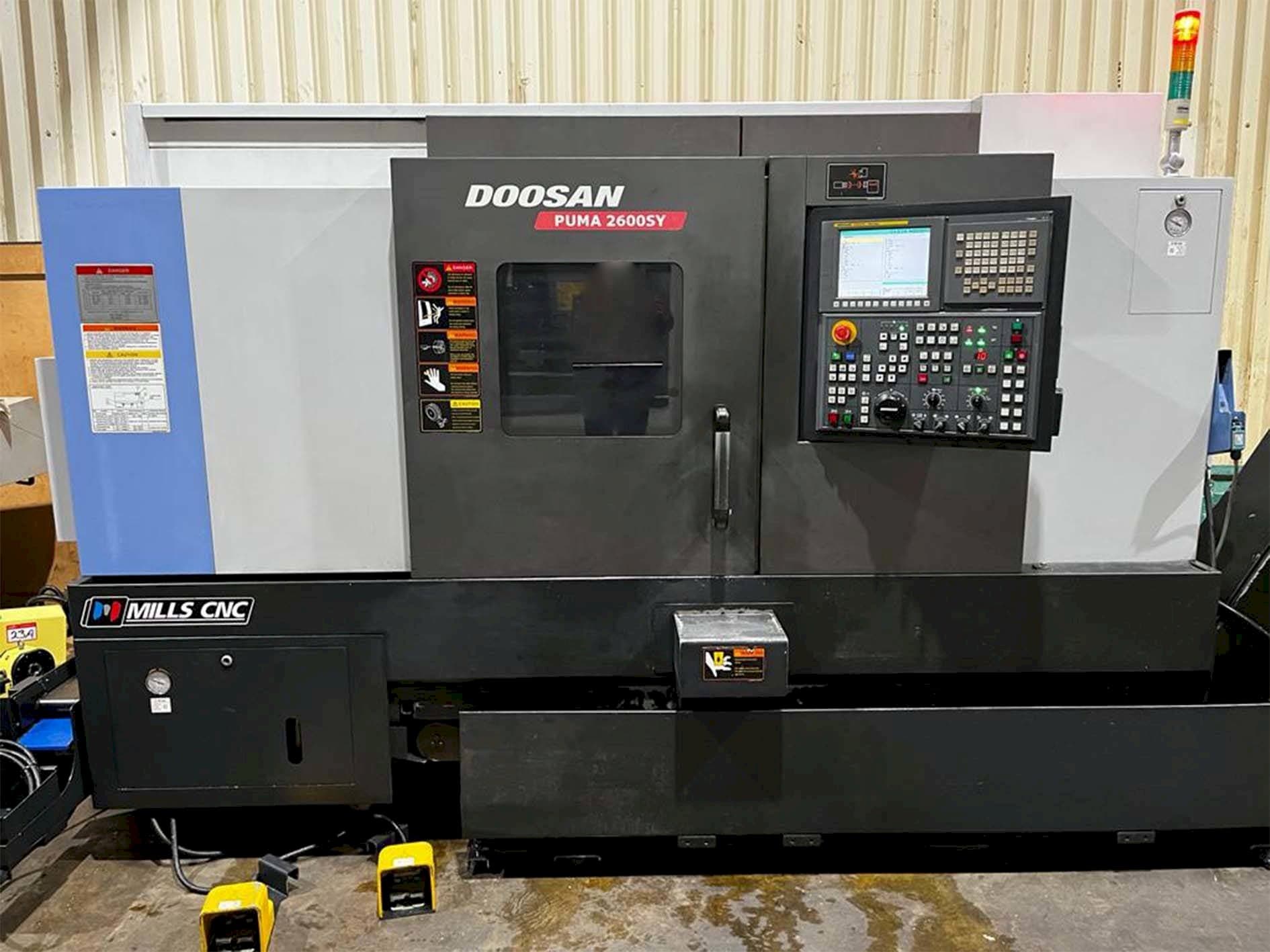 A Doosan Puma 2600SY  gép elölnézete