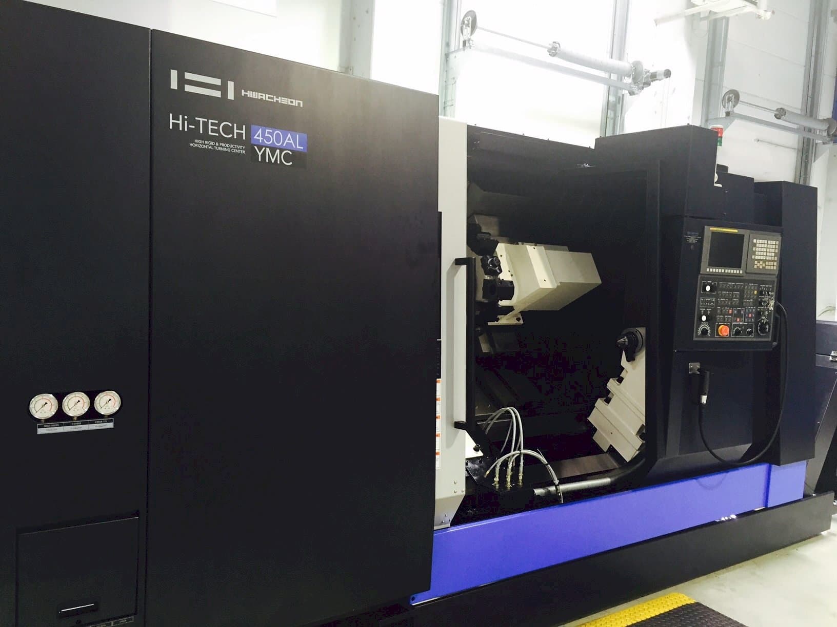 A HWACHEON HI-TECH 450AL YMC  gép elölnézete