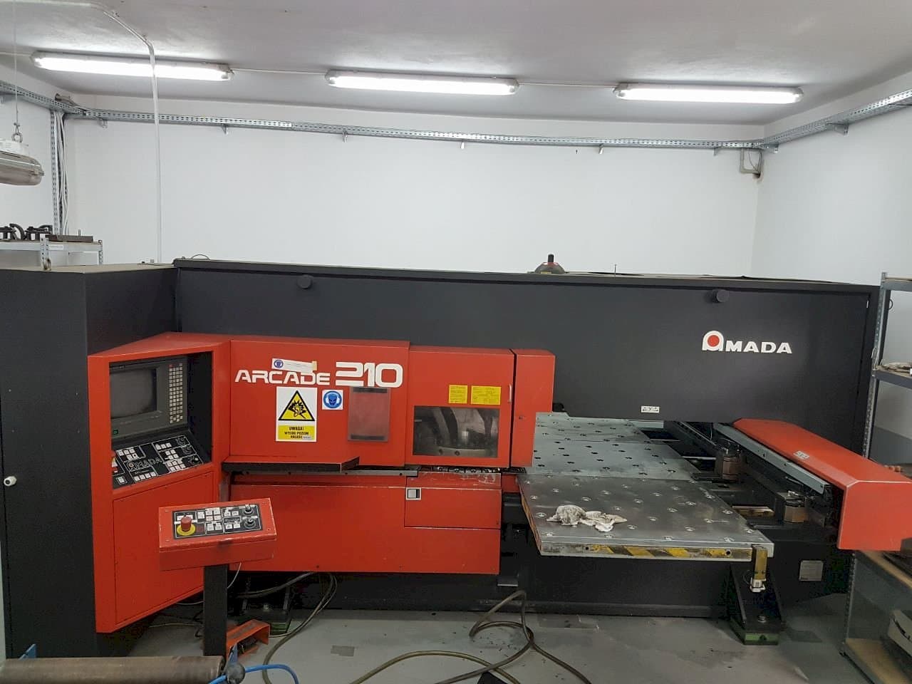 A AMADA ARCADE 210  gép elölnézete