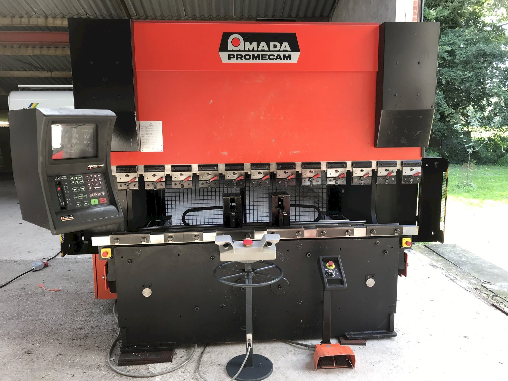 A AMADA Promecam HFBO  gép elölnézete