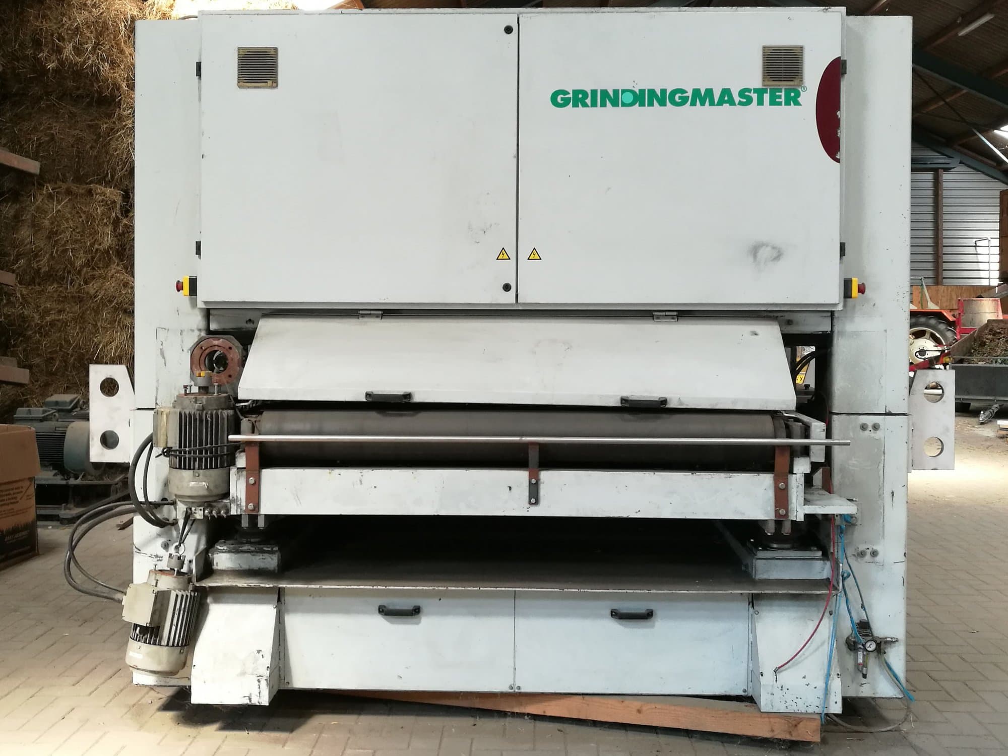 A TIMESAVERS MB-2-1600 Z2  gép elölnézete