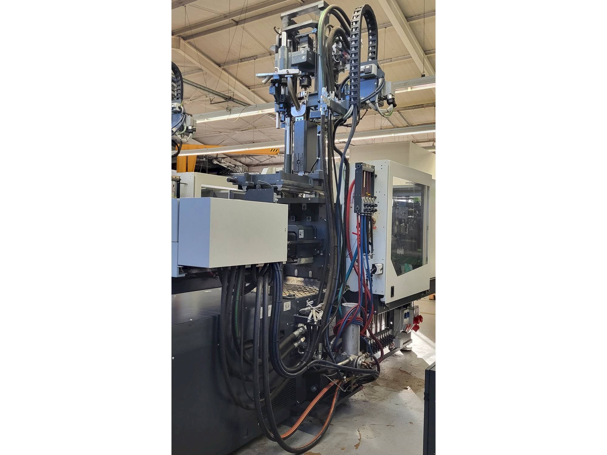 A Sumitomo SHI DEMAG Systec Multi 120/470-200h/80V  gép oldalnézete
