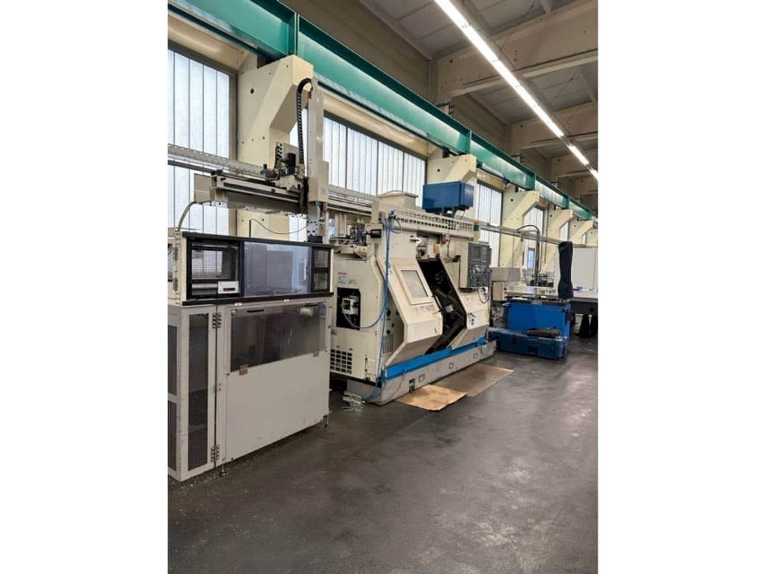 A Okuma LT10 gép elölnézete