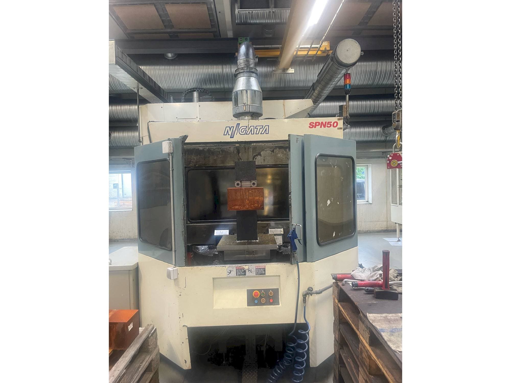 A Niigata SPN 50  gép elölnézete