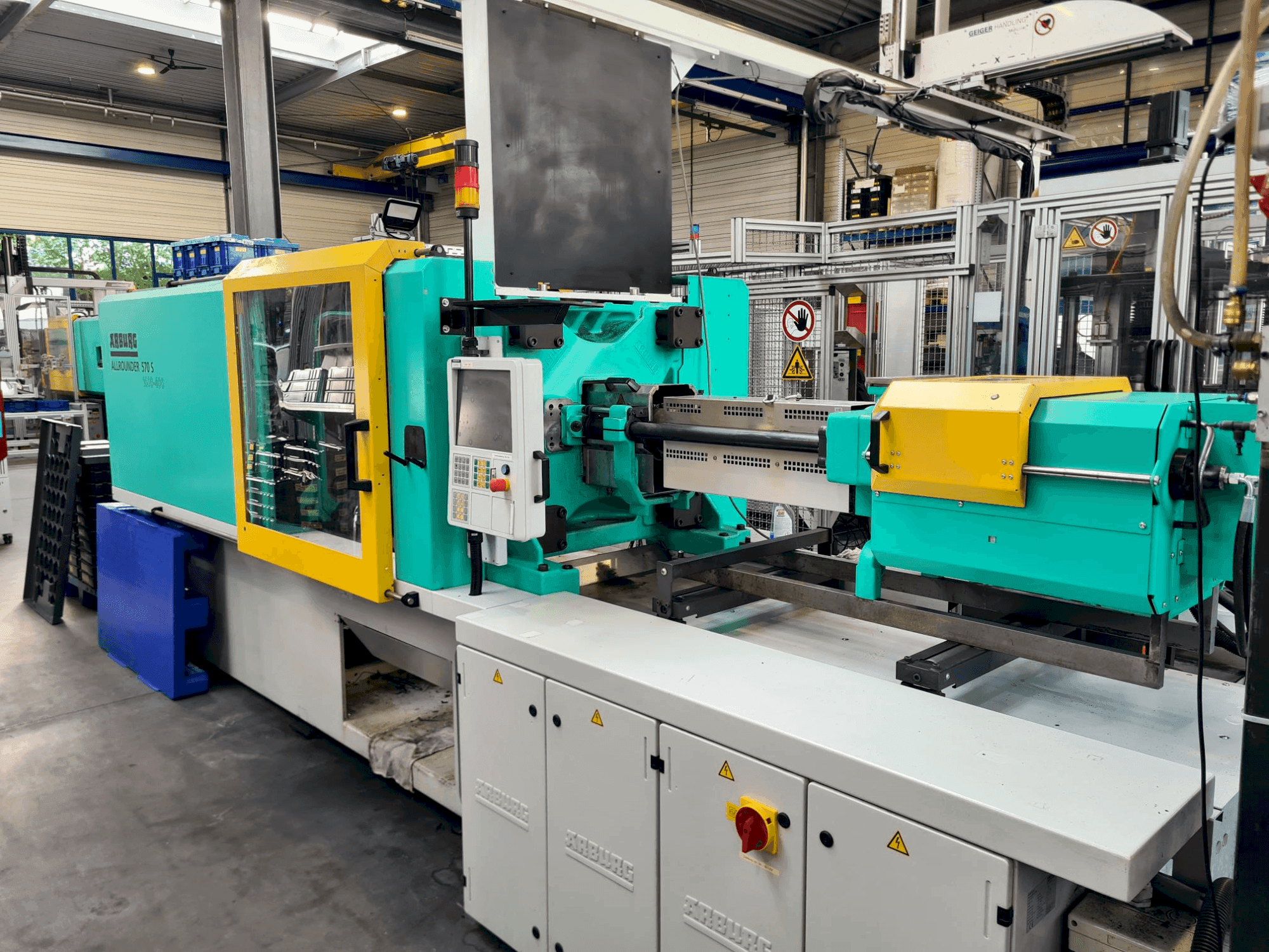 A Arburg Allrounder 570S 1600-400  gép elölnézete