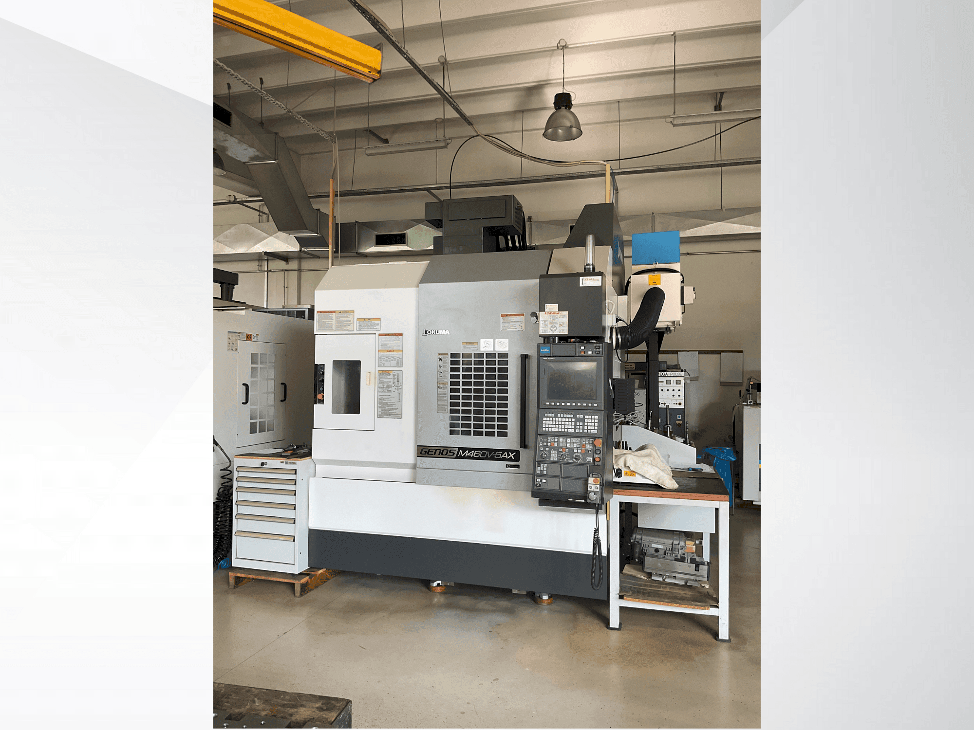 A Okuma GENOS M460V-5AX  gép elölnézete