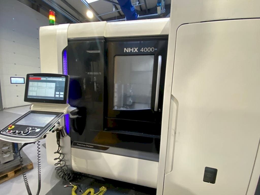 A DMG MORI NHX 4000  gép elölnézete