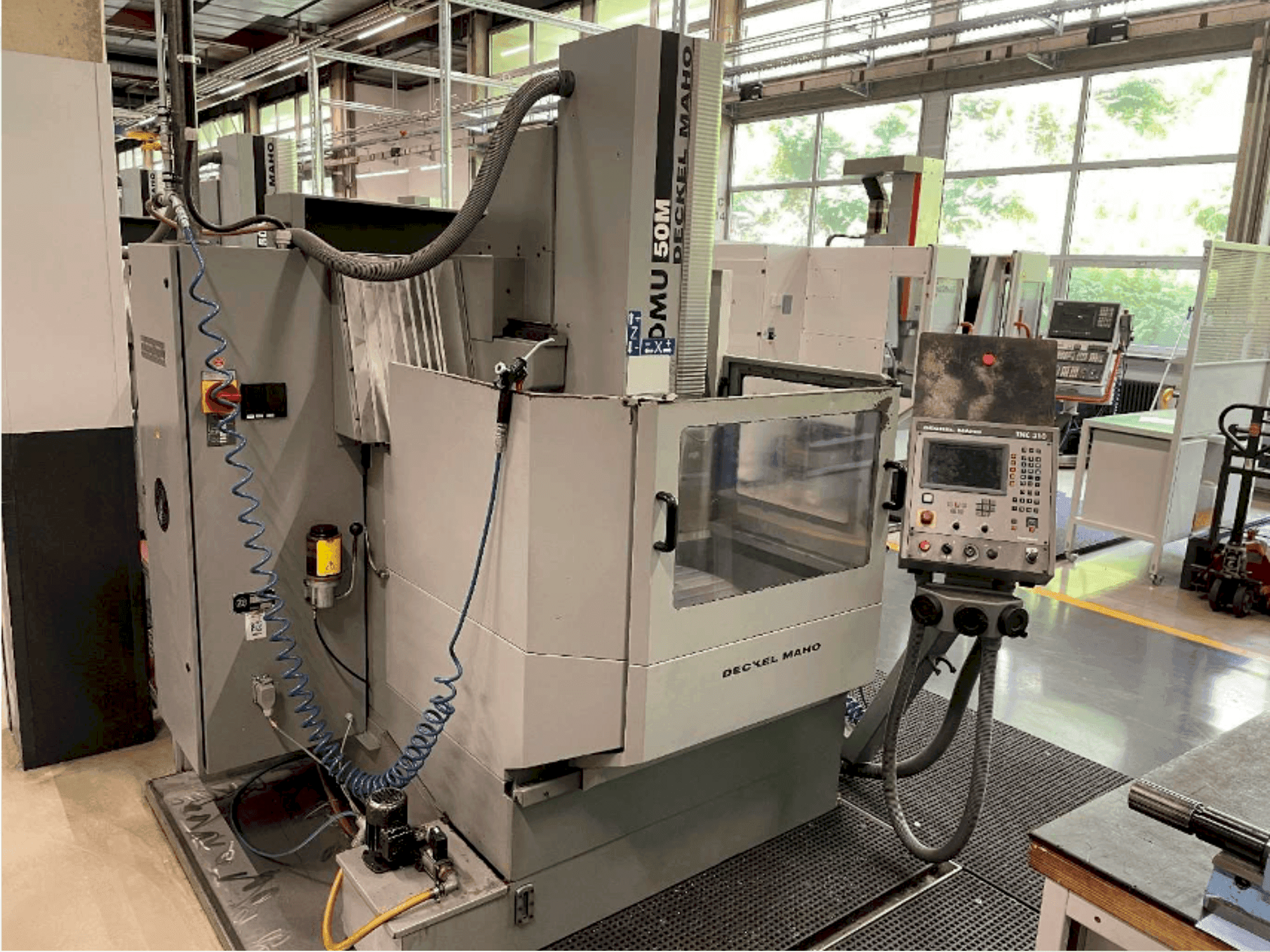 A DECKEL DMU 50  gép elölnézete