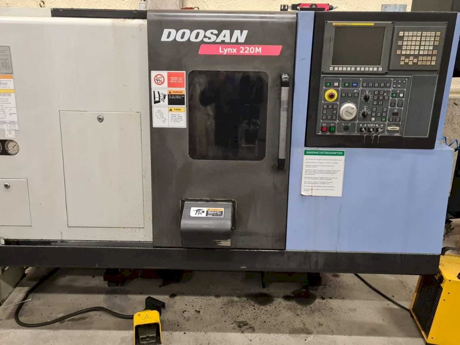 A Doosan Lynx 220MA + bar feeder LNS Express  gép elölnézete