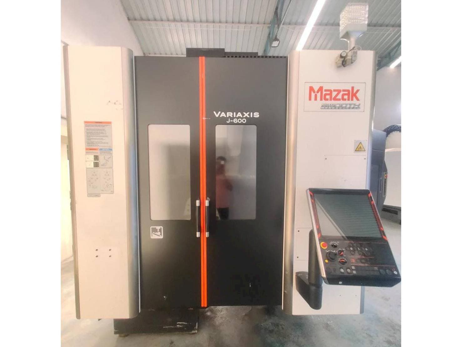A Mazak Variaxis J-600  gép elölnézete