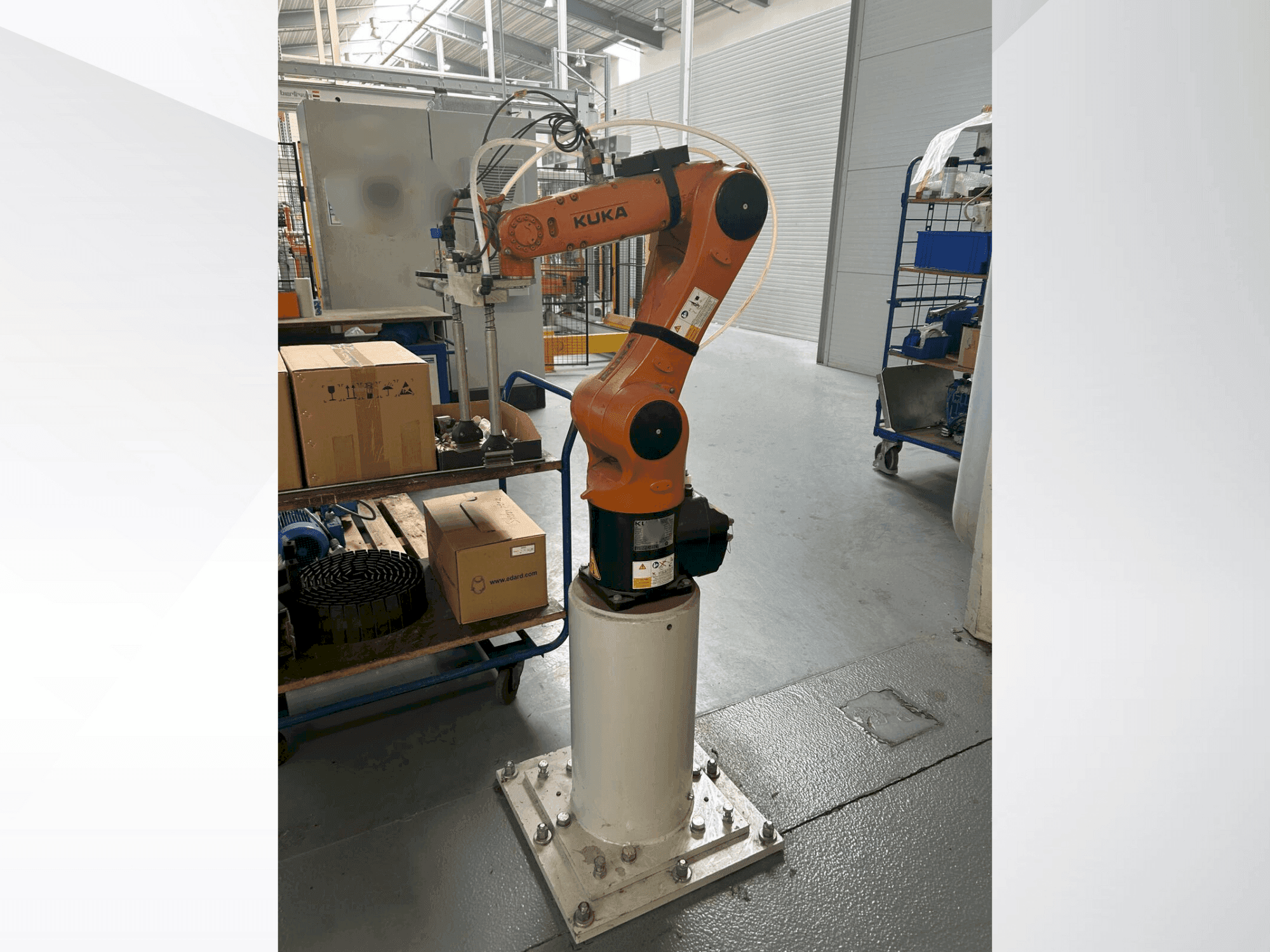 A KUKA KR 6 R900 fivve  gép elölnézete
