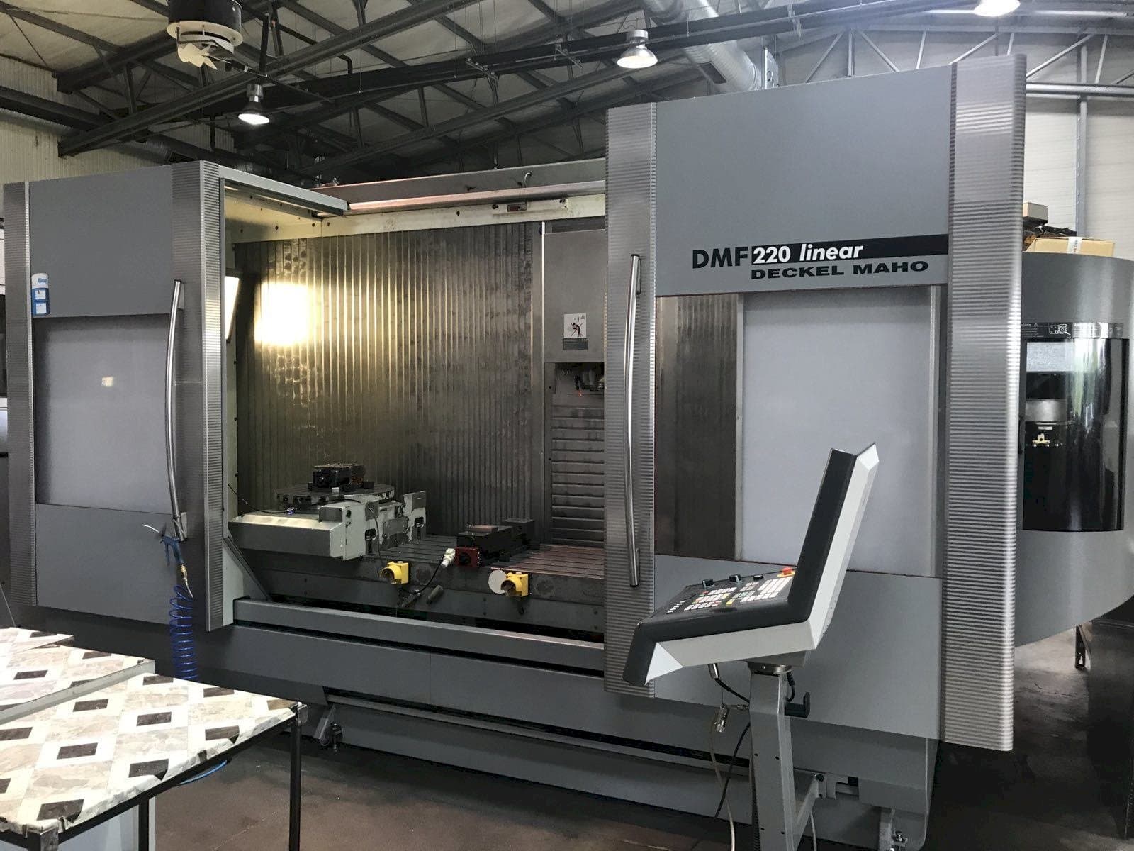 A DECKEL MAHO DMF 220 Linear  gép elölnézete