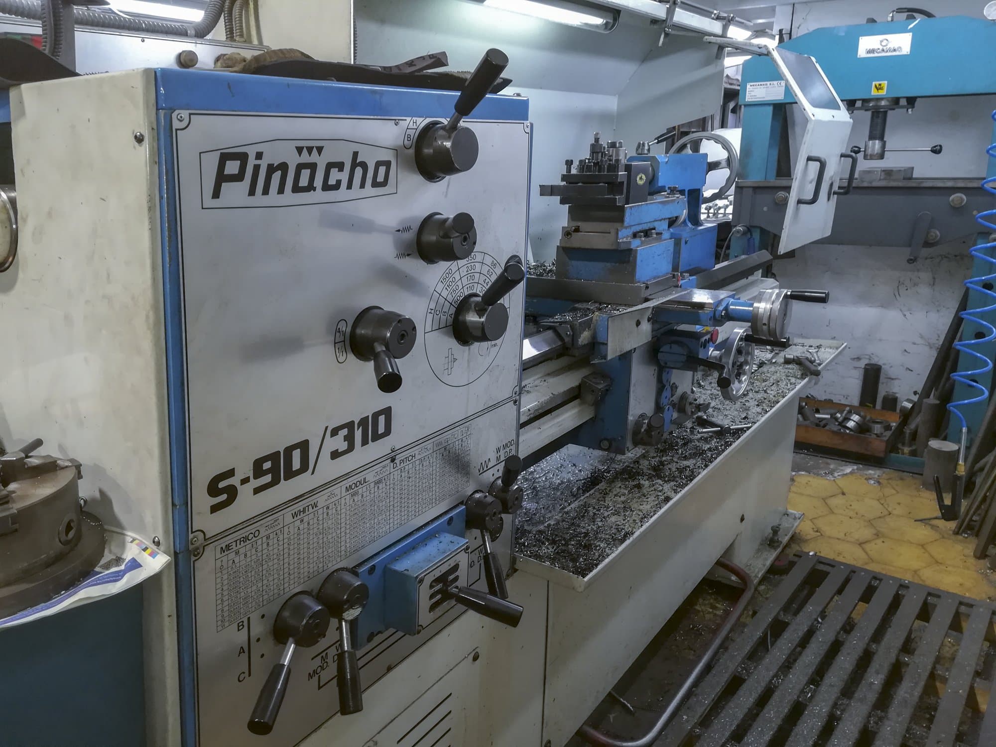 A Pinacho S-90/310 gép bal oldali nézete