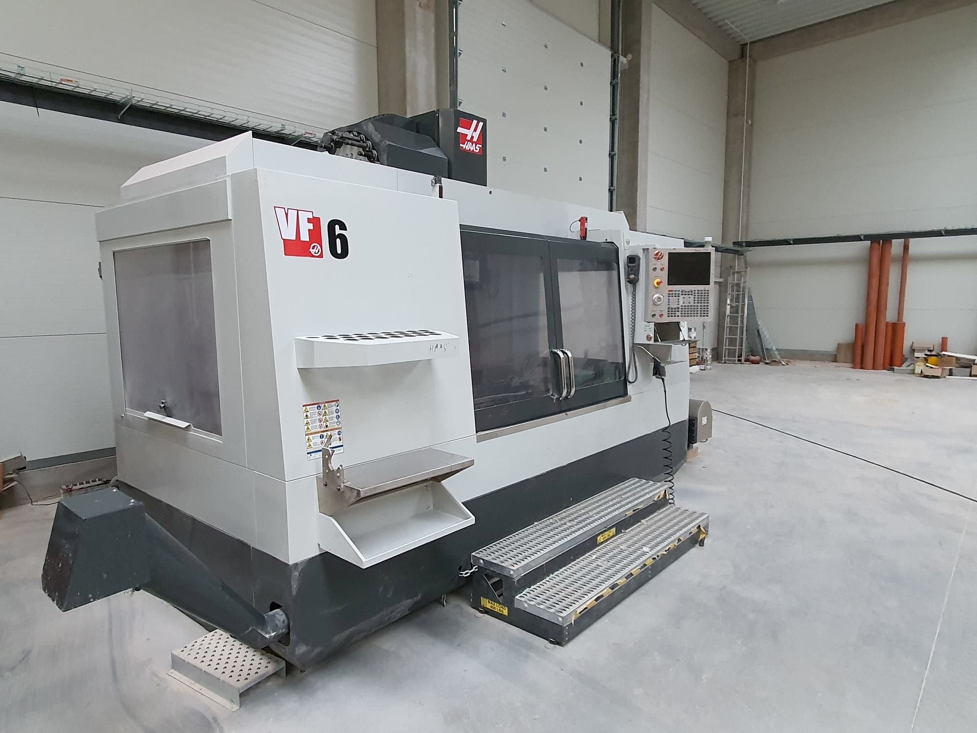 A HAAS VF-6/40  gép elölnézete