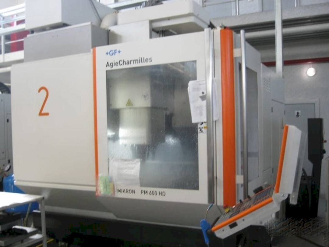 A AgieCharmilles Mikron HPM 600 HD  gép elölnézete