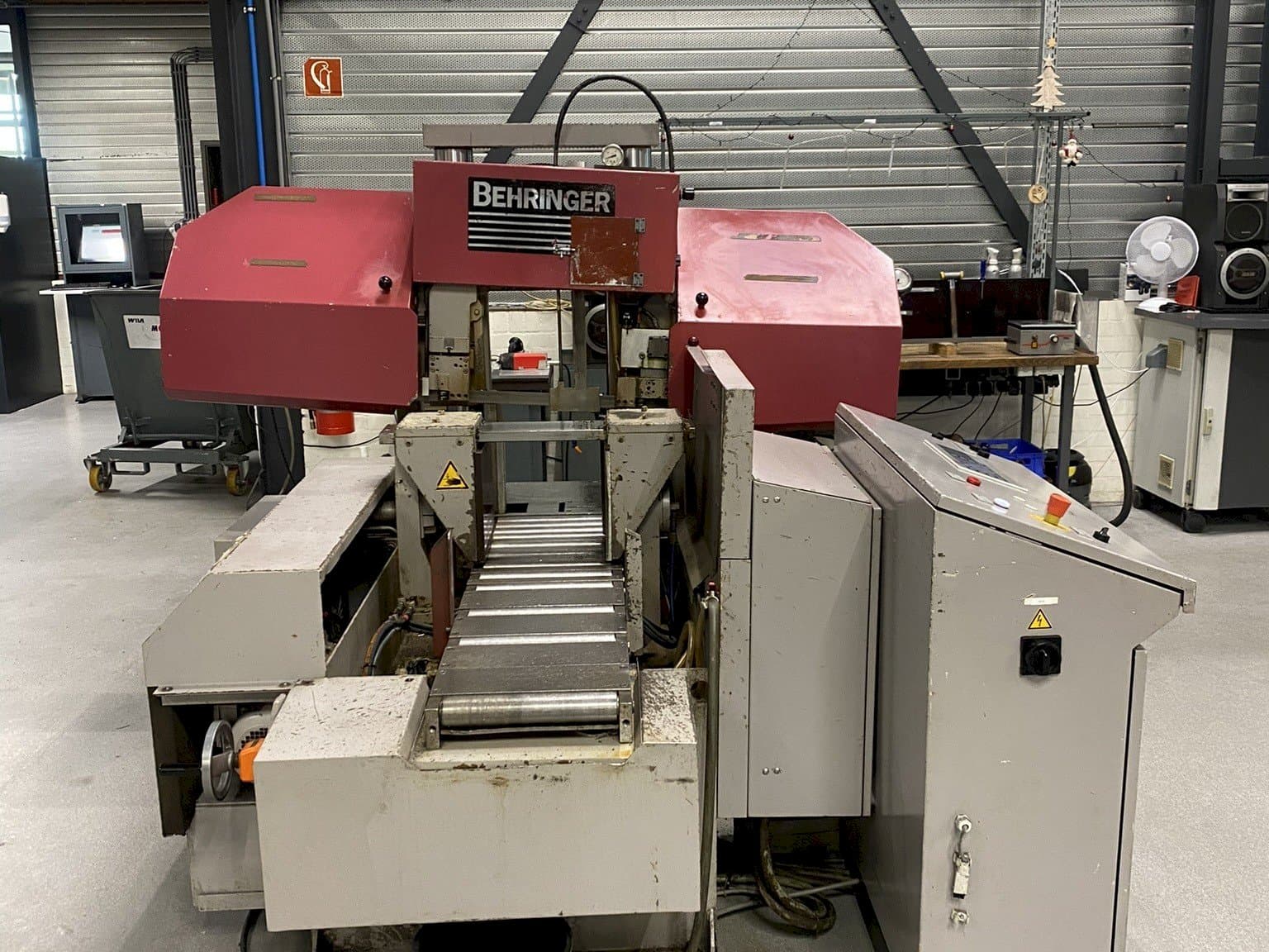 A Behringer HPB 303A  gép elölnézete