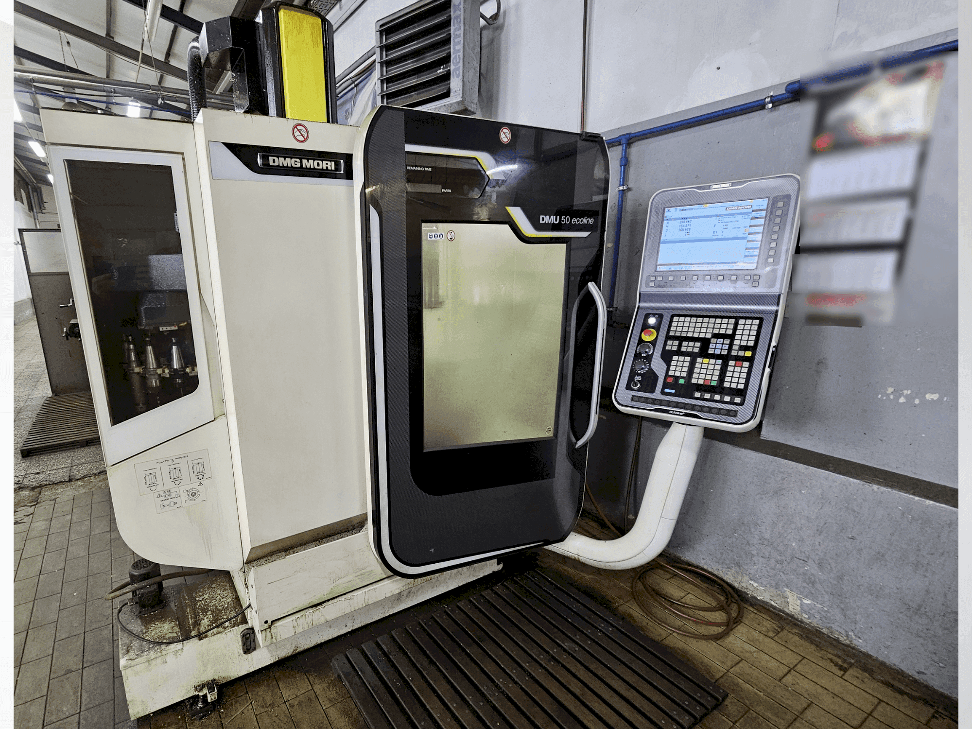 A DMG MORI DMU 50 ecoline  gép elölnézete