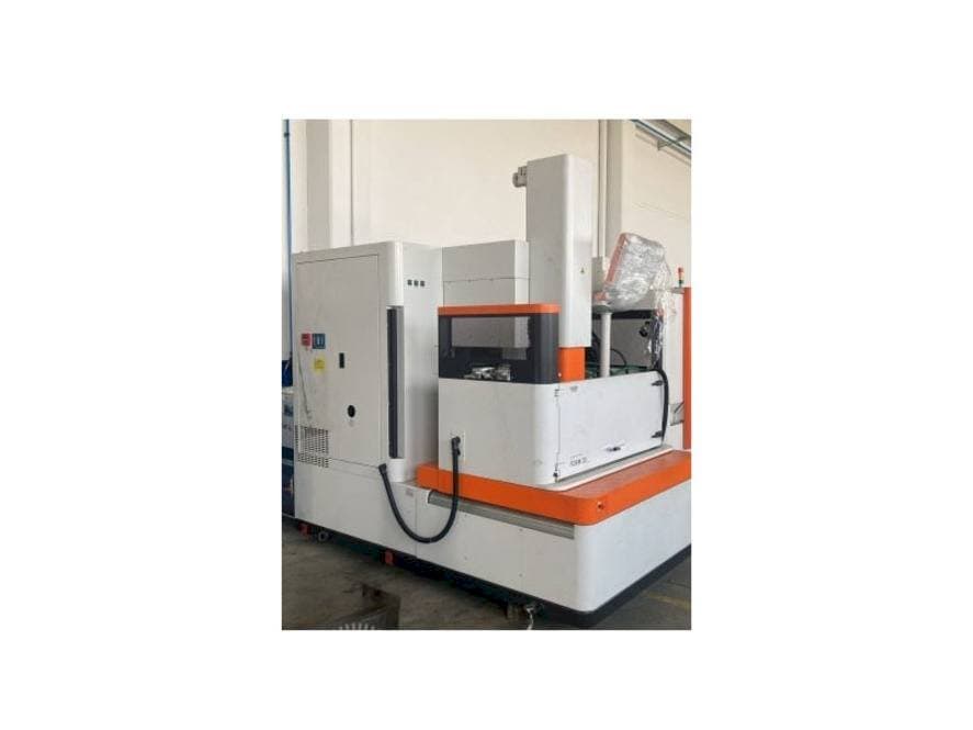 A AgieCharmilles FORM 30  gép elölnézete