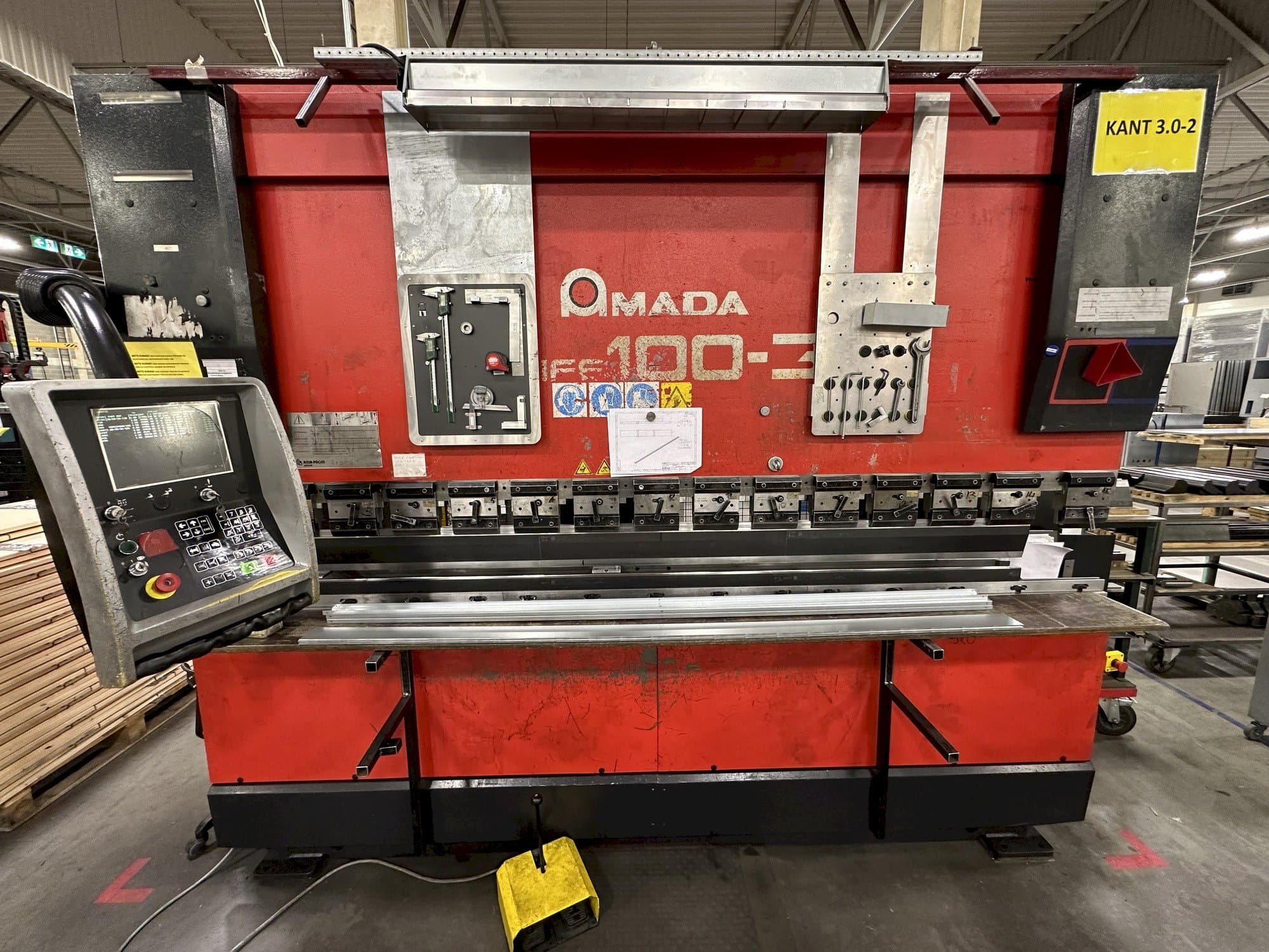 A AMADA HFE 100-3  gép elölnézete