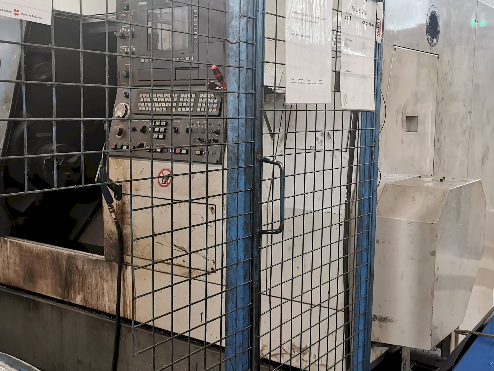 A Hyundai HIT 250 S  gép elölnézete