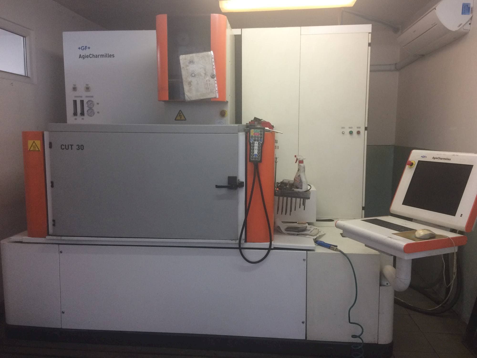 A AgieCharmilles CUT 30P  gép elölnézete