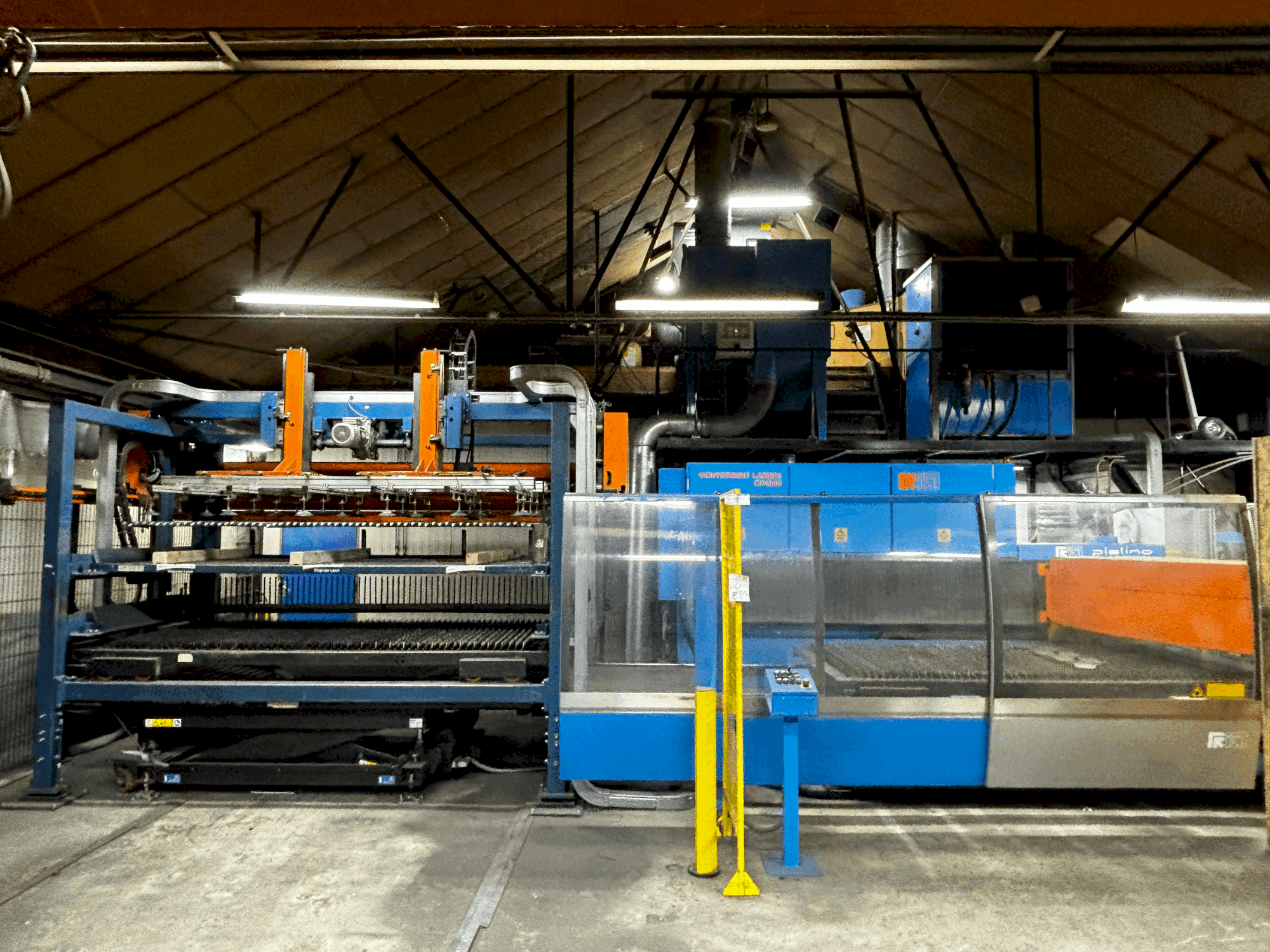 A Prima Industrie Platino 1530  gép elölnézete