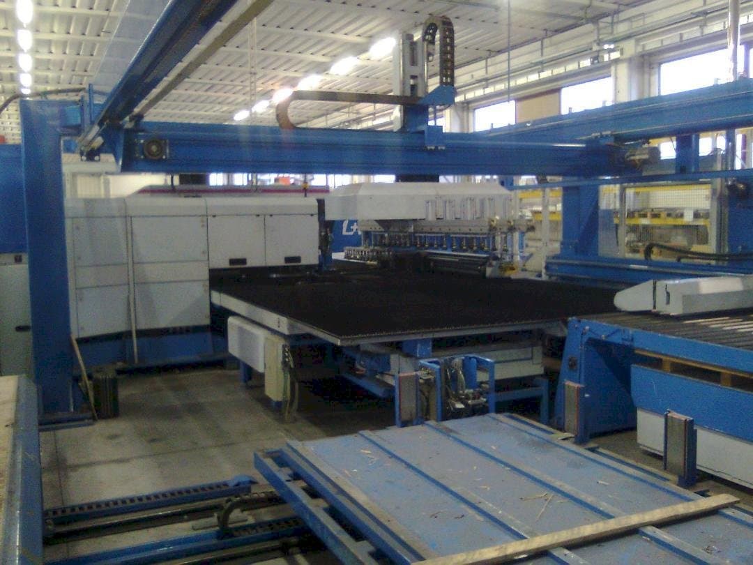 A Finn-Power LP6  gép elölnézete