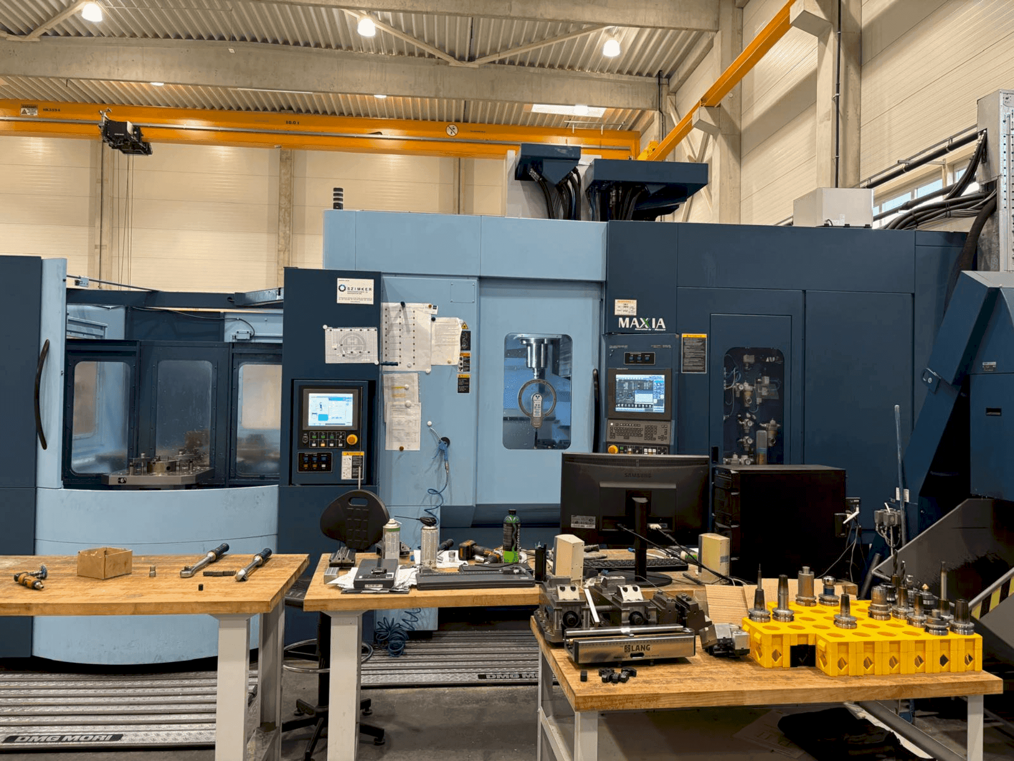 A Matsuura MAM72-70V  gép elölnézete