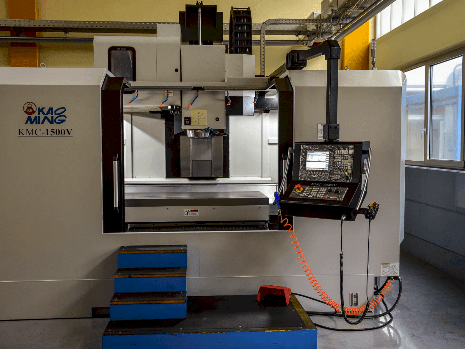 A KAOMING KMC 1500 V  gép elölnézete