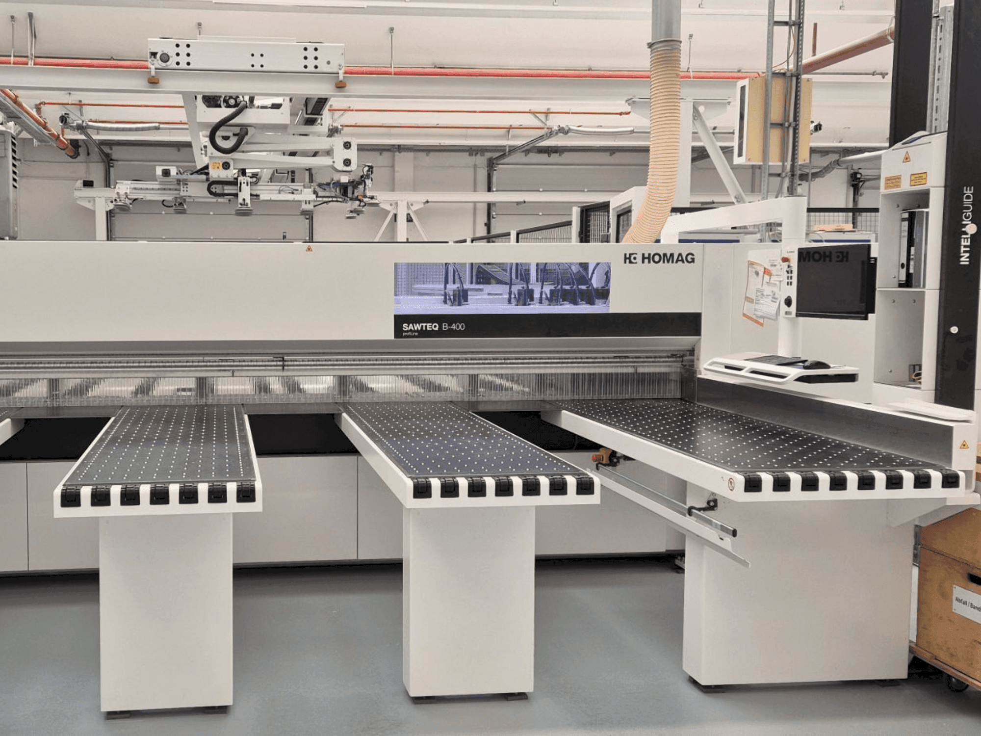 A HOLZMA HPP 400  gép elölnézete