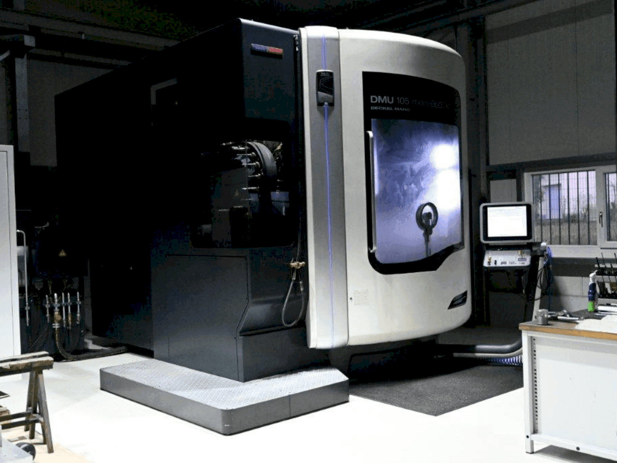 A DMG DMU 105 MonoBlock  gép elölnézete